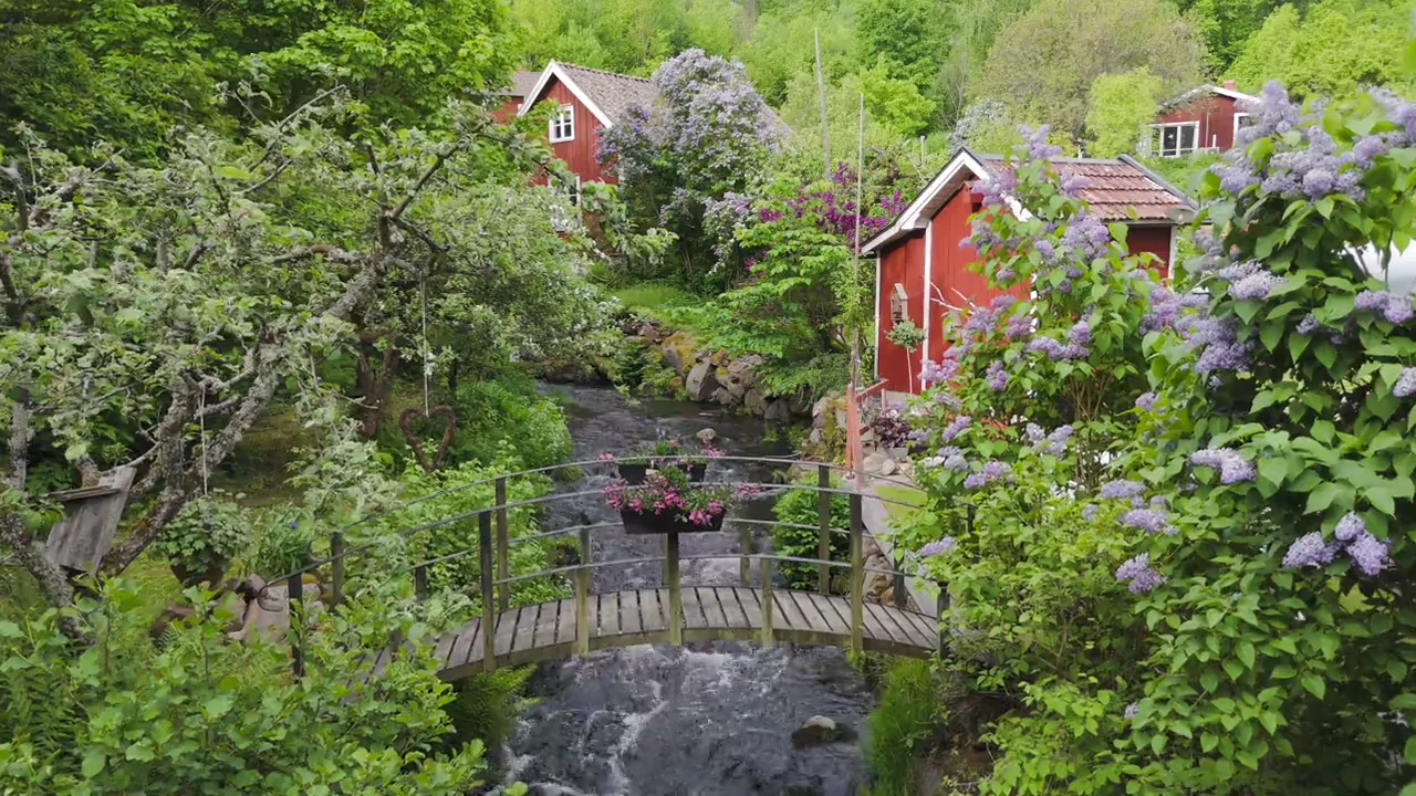 Ein rotes Holzhaus in nordischer Landschaft