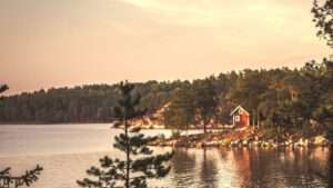 Schweden Grinda am Wasser mit roten Haus