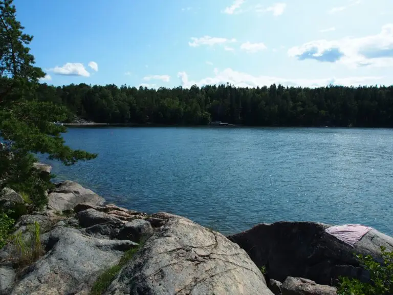 Schweden Grinda am Wasser