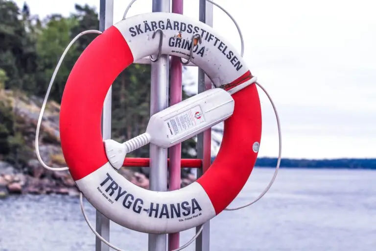 Schweden Grinda am Wasser mit Rettungsring