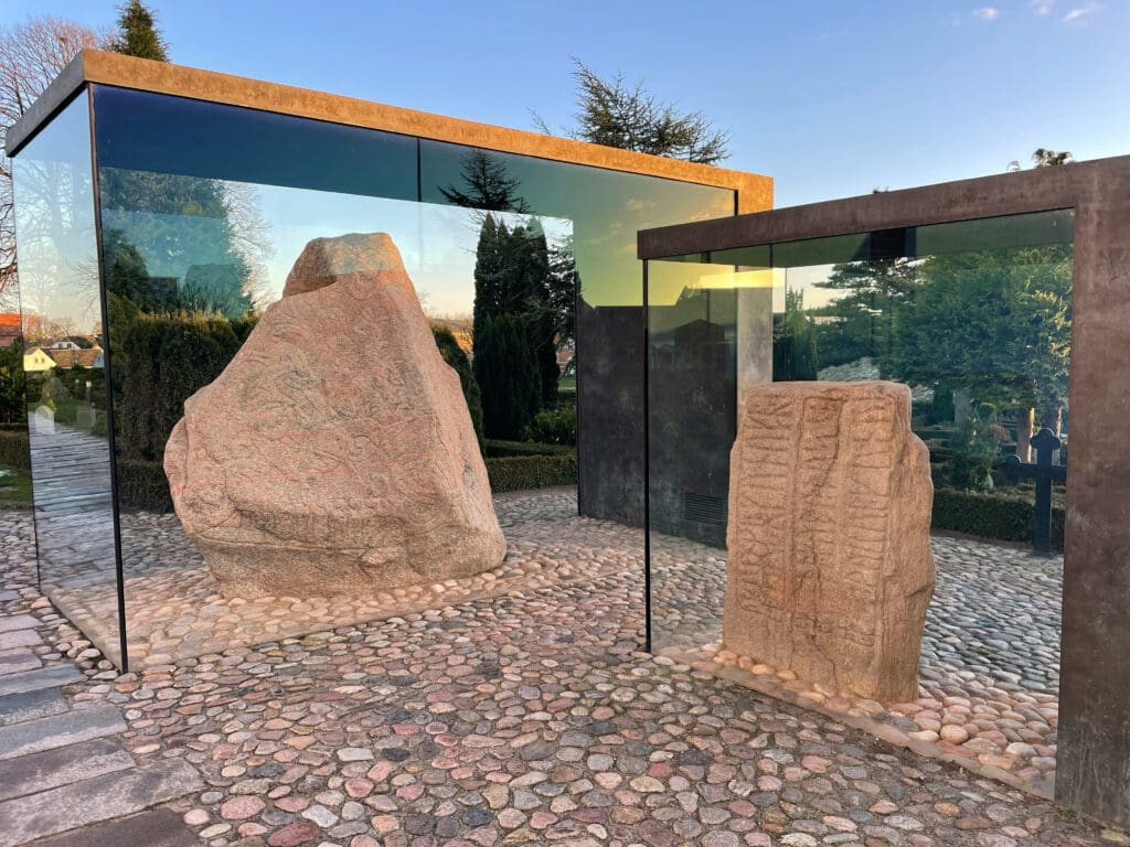 Die Jellingsteine, bekannt als die „Geburtsurkunde“ Dänemarks, sind Runensteine, die von Wikingerkönigen errichtet wurden.