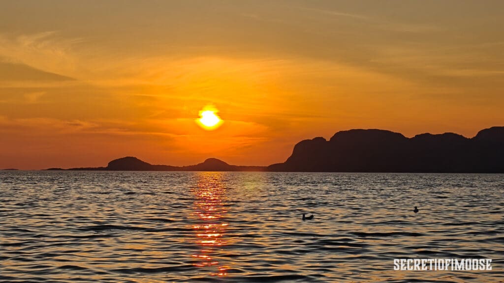 Sonnenuntergang im Fjord in Norwegen Garten Orland